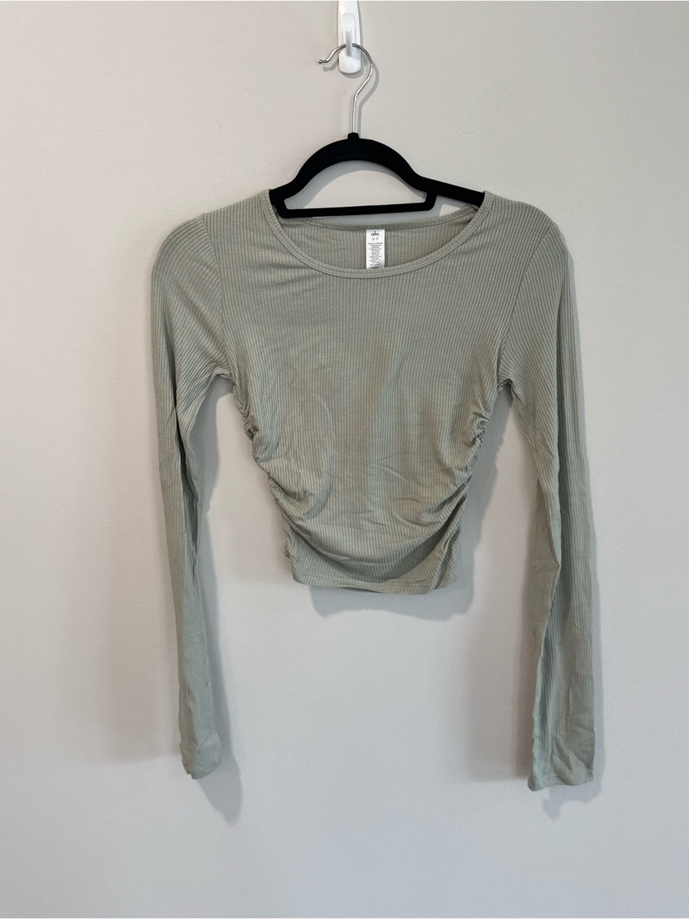 NEW Alo Ribbed Long-Sleeve Crop Top - Light Cactus Sage Green